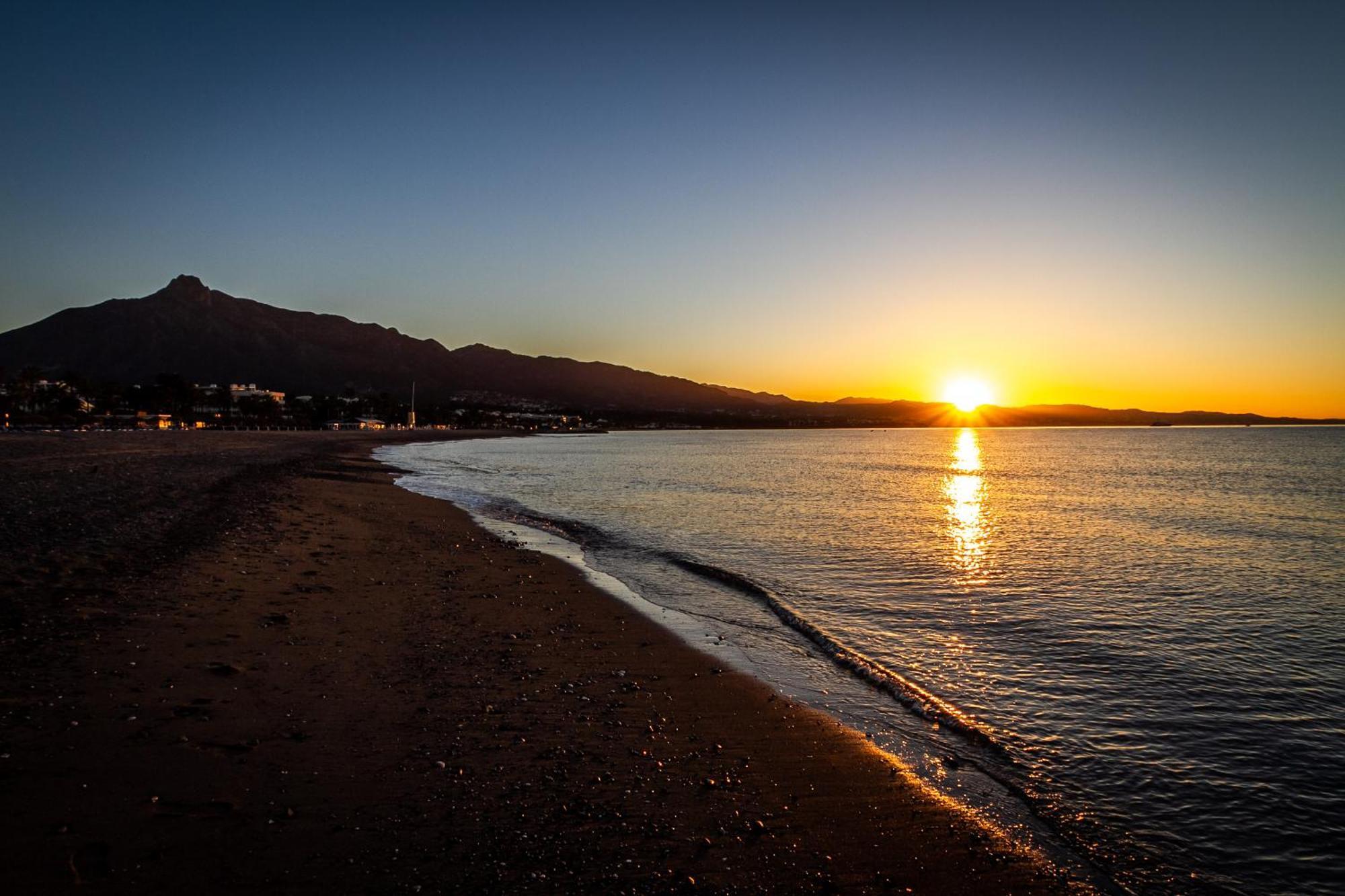 Marbella Banus Suites - Lily Playas Del Duque Banus Beach Apartment Экстерьер фото