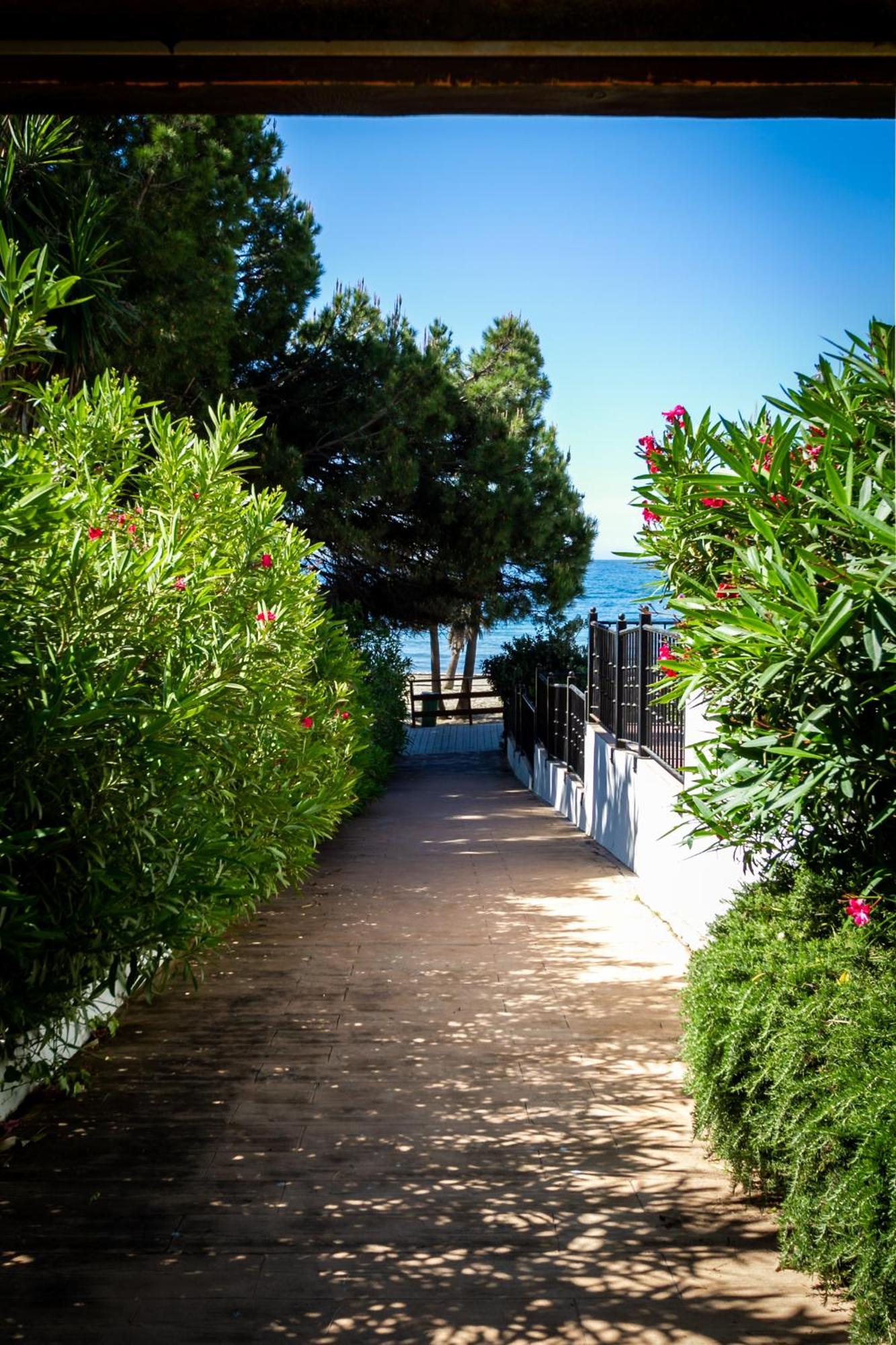 Marbella Banus Suites - Lily Playas Del Duque Banus Beach Apartment Экстерьер фото