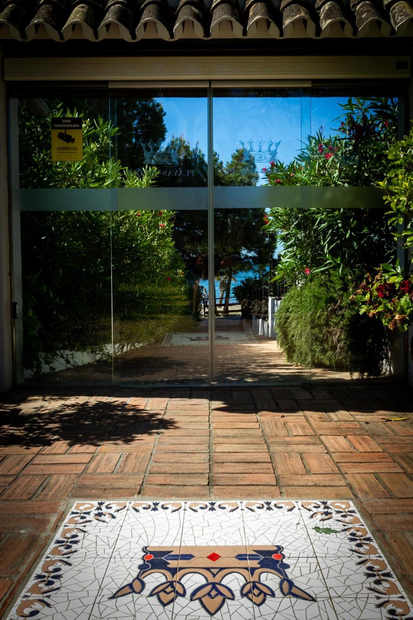 Marbella Banus Suites - Lily Playas Del Duque Banus Beach Apartment Экстерьер фото
